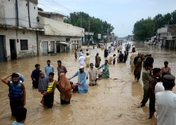 Përmbytjet masive: 25 fëmijë vdiqën nga përmbytjet në Pakistan të shtunën!
