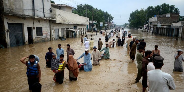 Përmbytjet masive: 25 fëmijë vdiqën nga përmbytjet në Pakistan të shtunën!