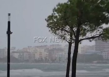 Reshjet e shumta të shiut në Shqipëri, shkatërrohet ura pranë ish vilave qeveritare në Dhërmi