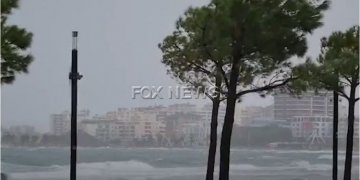 Reshjet e shumta të shiut në Shqipëri, shkatërrohet ura pranë ish vilave qeveritare në Dhërmi