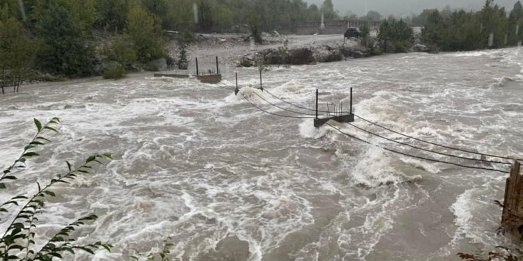 Reshjet e dendura: Lumi i Thethit shkatërron urën që lidh dy fshatrat!