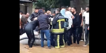 Një foshnje që evakuohet nga zjarrfikësit, spital i përmbytur, Gjakova në gjendje të rëndë pas vërshimeve!