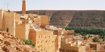 Vendi që ndaloi selfie-t për të ruajtur traditat dhe kulturën!