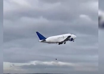 Momenti kur aeroplanit i këputet rrota dhe i fluturon në ajër!