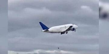Momenti kur aeroplanit i këputet rrota dhe i fluturon në ajër!