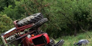 Vdes 8-vjeçari në Has, bie nga traktori të cilin po e drejtonte një 11-vjeçar