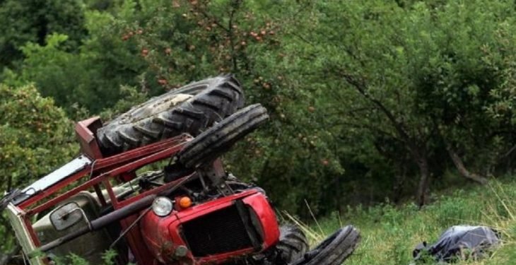 Vdes 8-vjeçari në Has, bie nga traktori të cilin po e drejtonte një 11-vjeçar