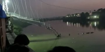 Shembet ura në Indi, dhjetëra të vdekur