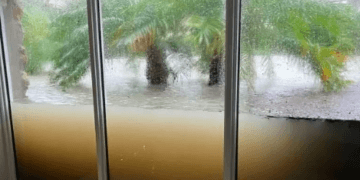 Uragani “Ian”, fotoja bëhet virale, dritarja i reziston shiut të madh