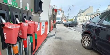 Nuk ka naftë në karburante, kaos në Francë!