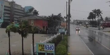 Pamjet e tmerrshme nga “gjuetarët e stuhive”: Momenti kur dallga 4,5 metra zhduk ndërtesat në bregdet