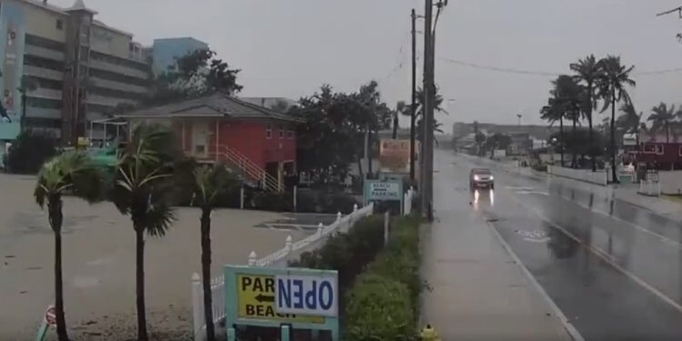 Pamjet e tmerrshme nga “gjuetarët e stuhive”: Momenti kur dallga 4,5 metra zhduk ndërtesat në bregdet