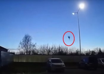 Avioni bombardues rrëzohet mbi shtëpinë dykatëshe në Rusi (Video)