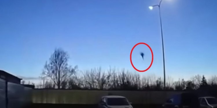 Avioni bombardues rrëzohet mbi shtëpinë dykatëshe në Rusi (Video)