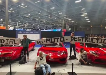 Aktivistët e klimës ngjiten pas makinave Ferrari!