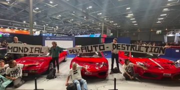 Aktivistët e klimës ngjiten pas makinave Ferrari!