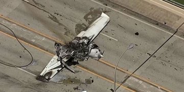 Aeroplani përplaset në një ndërtesë, vriten të gjithë pasagjerët