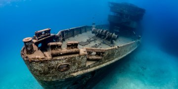 U fundos 80 vjet më parë, anija që ndot ende Oqeanin e Ngrirë të Veriut!