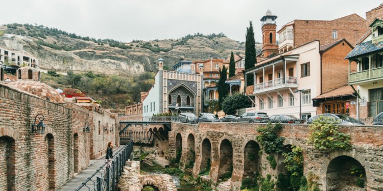 10 udhëtime të bukura që mund të bëni në vjeshtë!