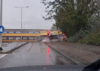 Treni ndan në dysh autobusin! (VIDEO)