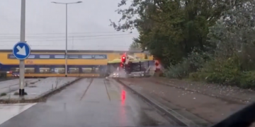 Treni ndan në dysh autobusin! (VIDEO)