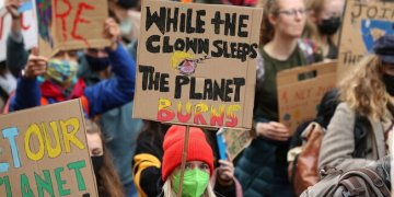 Mbyllet aeroporti i Amsterdam, aktivistët e klimës bllokojnë pistën!