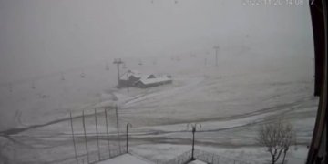 Fillojnë reshjet e borës në viset malore! (VIDEO)