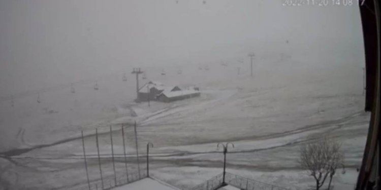 Fillojnë reshjet e borës në viset malore! (VIDEO)