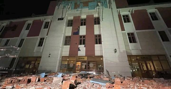 Pamje/ Tërmet i fortë godet Turqinë, dhjetëra të plagosur, lëkundje në Stamboll dhe Ankara