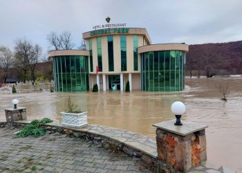 Vërshime të mëdha në Klinë, përmbyten restorantet