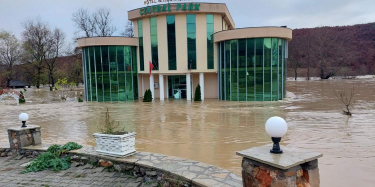 Vërshime të mëdha në Klinë, përmbyten restorantet