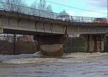 Mbyllet për qarkullim ura mbi lumin Drini, izolohet Rogova e Hasit