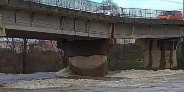 Mbyllet për qarkullim ura mbi lumin Drini, izolohet Rogova e Hasit