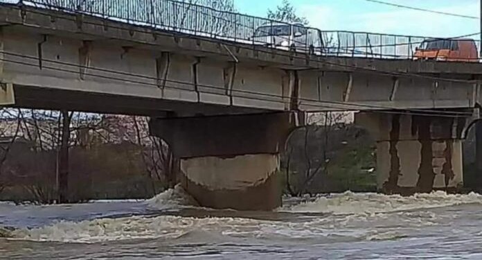 Mbyllet për qarkullim ura mbi lumin Drini, izolohet Rogova e Hasit