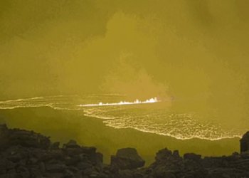 Lava ngjitet deri në 60 metra lartësi, tymi dhe hiri pushtojnë ishullin!