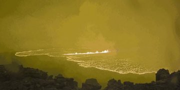 Lava ngjitet deri në 60 metra lartësi, tymi dhe hiri pushtojnë ishullin!