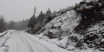 Në viset e larta malore reshje bore, çfarë moti na pret sot