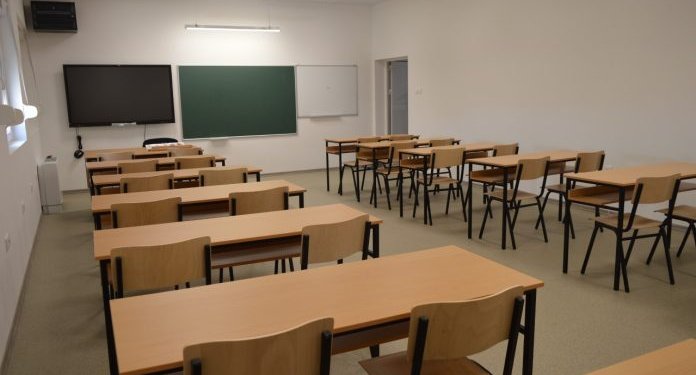 Shqipëri: Moti i ashpër, pezullohet mësimi në 16 shkolla!