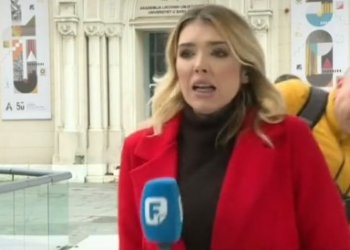 Gazetarja goditet nga një trotinet elektrik gjatë transmetimit LIVE