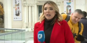 Gazetarja goditet nga një trotinet elektrik gjatë transmetimit LIVE