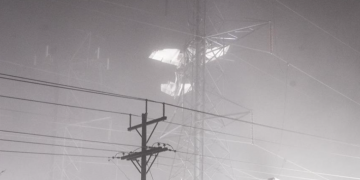 Avioni përplaset me linjat e tensionit të lartë, dalin pamjet