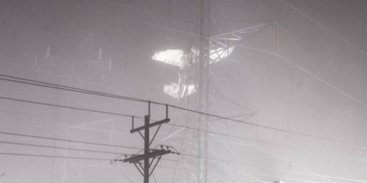 Avioni përplaset me linjat e tensionit të lartë, dalin pamjet