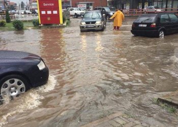 Dy persona sulmojnë një tjetër në Istog, nuk e lejuan të hapte kanal që të largohej uji i vërshimeve