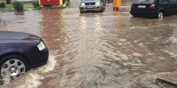 Dy persona sulmojnë një tjetër në Istog, nuk e lejuan të hapte kanal që të largohej uji i vërshimeve