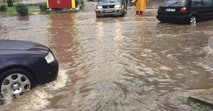 Dy persona sulmojnë një tjetër në Istog, nuk e lejuan të hapte kanal që të largohej uji i vërshimeve