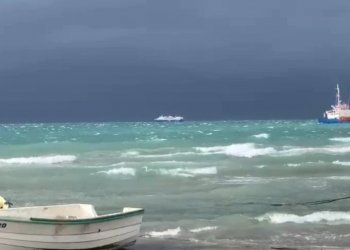 Dallgë deri në 3 metra, ndalohet lundrimi i mjeteve të vogla jashtë gjirit të Vlorës!