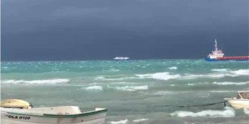 Dallgë deri në 3 metra, ndalohet lundrimi i mjeteve të vogla jashtë gjirit të Vlorës!