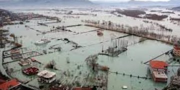 Përmbytjet/ Në Shkodër ka mungesë energjie në disa zona, dhjetra hektarë tokë nën ujë!