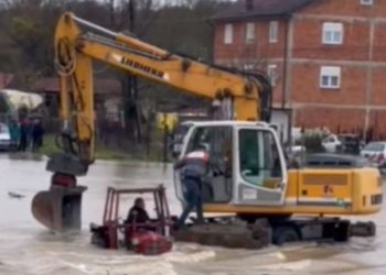 Pamje dramatike në Klinë, banorët largohen me traktor e ekskavator pas vërshimeve!