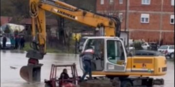 Pamje dramatike në Klinë, banorët largohen me traktor e ekskavator pas vërshimeve!